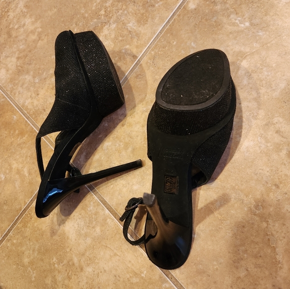 Heels - Picture 4 of 4